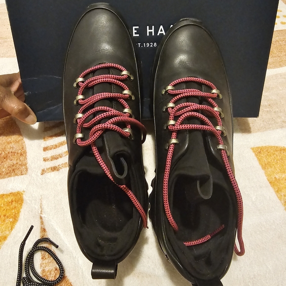 In Box COLE HAAN WOMEN Black Leather COMFORTABLE SNEAKERS  with Red Laces SZ 9 - Picture 1 of 10